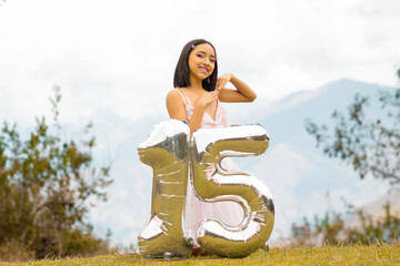 Retrato de Quinceañera con Letras 3D Festivas. Momentos Vibrantes Chica Celebrando sus 15 Años al Aire Libre