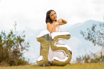 Retrato de Quinceañera con Letras 3D Festivas. Momentos Vibrantes Chica Celebrando sus 15 Años al Aire Libre
