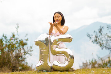 Momentos Vibrantes de una Quinceañera.Letras 3D y Burbujas en un Escenario Natural.aire libre.Momentos Vibrantes de una Quinceañera
