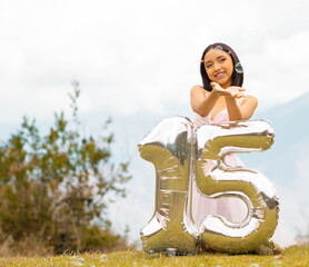 Momentos Vibrantes de una Quinceañera.Letras 3D y Burbujas en un Escenario Natural.aire libre.Momentos Vibrantes de una Quinceañera