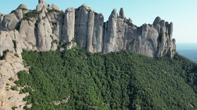 Vertical travelling along the rock formations of Montserrat in Catalonia - Travelling vertical le long des formations rocheuses de Montserrat en Catalogne