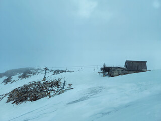 Obraz premium Old chairlift on the mountain glacier snow ice 