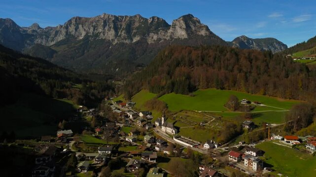 Pfarrkirche St. Sebastian ist eine romisch-katholische Kirche in Ramsau bei Berchtesgaden in Deutschland, Bayern Luftaufnahme. Aerial view of small church with Alps background in village in Germany. 