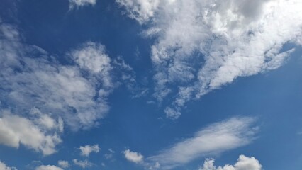 Obraz premium Calm Above: The Beauty of an Open Sky