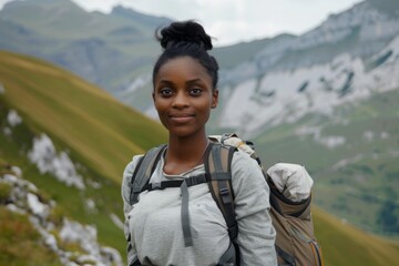 Naklejka premium Portrait of a young black woman hiking in beautiful scenery