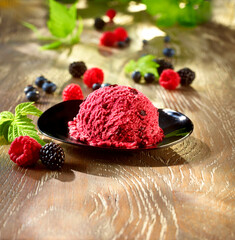 Eis Waldfrucht mit Roten Beeren auf rustikaler Holzplatte, Eis, Eiskugel,