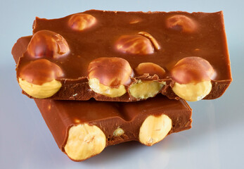 Schokoladenstuecke Vollmilch mit ganzer Nuss
