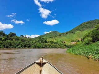 Um passeio de barco no rio Ribeira de Iguape, Estado de São Paulo, Brasil.
