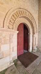 Le portail nord de l'église Notre-Dame de Lusignan