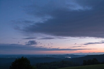 Naklejka premium Twilight Clouds and Enchanting Landscapes in Perfect Weather Story