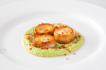 Fried eryngii wit green pea sauce