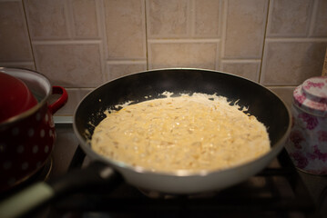frying pan with chicken