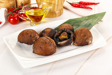 Baked brown champignons with spices