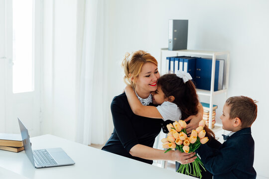 Schoolchildren congratulate the teacher and give flowers