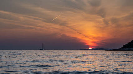 morze z zachodzącym słońcem © jcamel