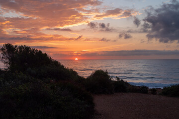 Sonnenaufgang am Mittelmeer im Naturpark Serra d'Irta bei Alcossebre, Provinz Castellón, Autonome...