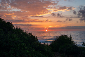 Sonnenaufgang am Mittelmeer im Naturpark Serra d'Irta bei Alcossebre, Provinz Castellón, Autonome...