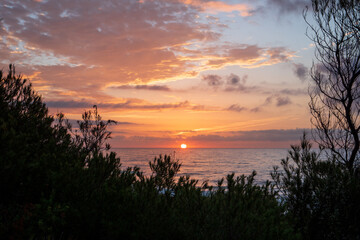 Sonnenaufgang am Mittelmeer im Naturpark Serra d'Irta bei Alcossebre, Provinz Castellón, Autonome Gemeinschaft Valencia, Spanien