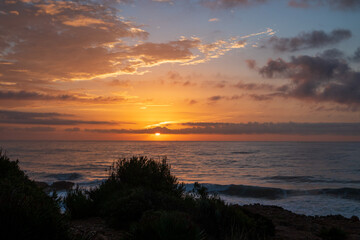 Sonnenaufgang am Mittelmeer im Naturpark Serra d'Irta bei Alcossebre, Provinz Castellón, Autonome...
