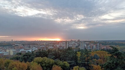 Obraz premium Atardecer desde un balcón en otoño