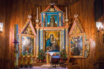 Ołtarz w drewnianym kościele na Helenie w Nowym Sączu. © Jacek