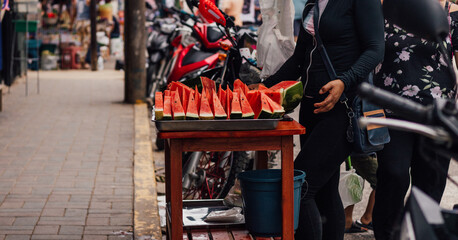 Venta ambulatoria de sandía, por rajas, en el mercado de la ciudad de Yurimaguas, Loreto - Perú © Mario Vásquez Rioja