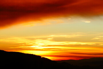 oranger Abendhimmel über dem Semmering, Niederösterreich - Steiermark 