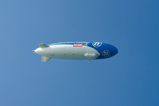 Zeppelin der ZF Friedrichshafen AG am Himmel &uuml;ber dem Bodensee bei Friedrichshafen in Deutschland