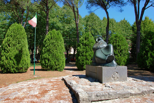 Il Monumento del fante che dorme a Brisighella in provincia di Ravenna, Emilia-Romagna, Italia.