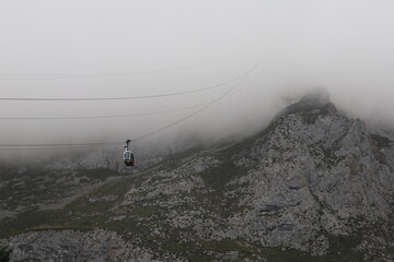 Obraz premium Teleférico saliendo de la niebla. 