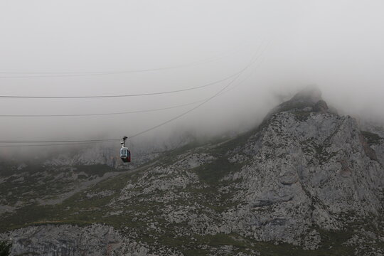 Teleférico saliendo de la niebla. 