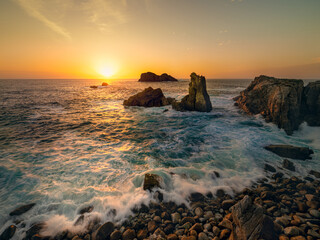 Puesta de sol en el oc&eacute;ano atl&aacute;ntico, islas Gabeiras, Galicia, Espa&ntilde;a 