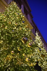  Décorations dorées du sapin de Noël dans la rue