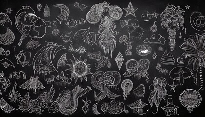 검은 칠판에 분필로 그려진 다양한 패턴과 낙서