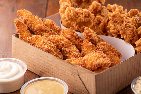 frango frito crocante , varios molhos , crocante 
