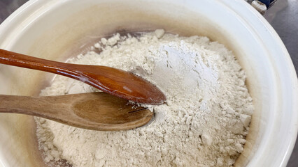 蕎麦打ち　蕎麦ガキ用の蕎麦粉とスプーン