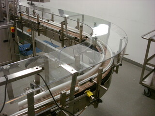 Curved Conveyor Belt System in Industrial Packaging Facility