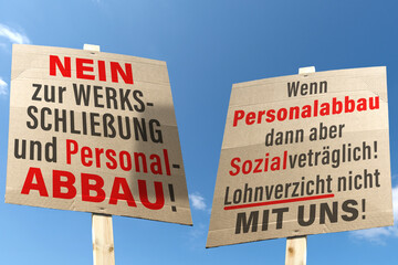 Protestschilder mit Parolen gegen Personalabbau und Werksschließungen!
