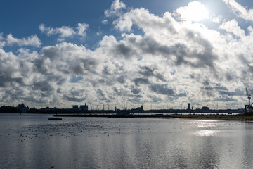 Die Skyline von Wismar - Gegenlicht Panorama