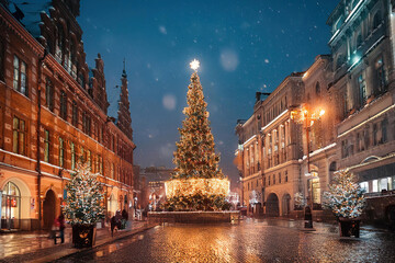 Grande albero di Natale nella citt&agrave; addobbata per le feste