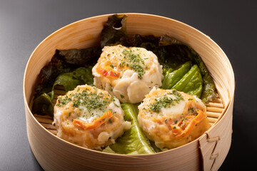 トマトとモッツァレラチーズの鶏焼売