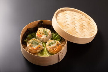 トマトとモッツァレラチーズの鶏焼売