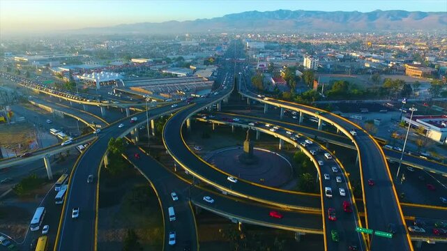 Vista a&eacute;rea de la ciudad de San Luis Potos&iacute; al amanecer con veh&iacute;culos en circulaci&oacute;n 