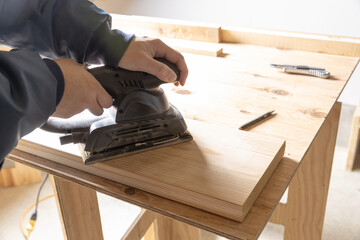 杉板表面のサンディング