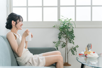 大食い・暴飲暴食しても太らない体質のスリムな女性（カップラーメン）
