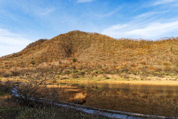 日本の群馬県にある赤城山の覚満淵／湿原の木道と赤城駒ヶ岳の風景