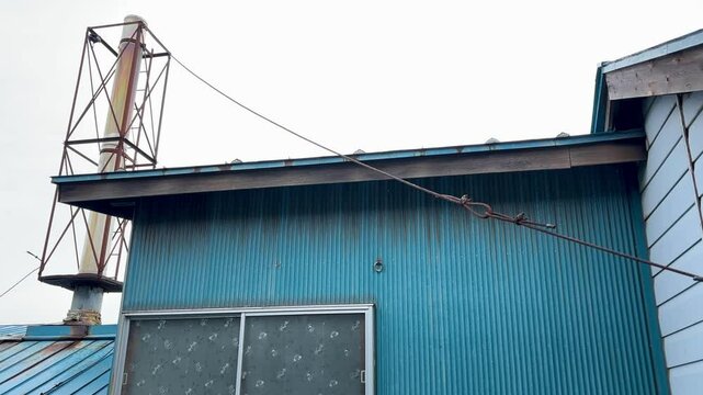 日本北海道、降り始めの雪、みぞれととたん屋根