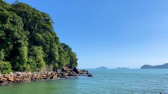 Rio desaguando no mar em dia ensolarado. Rio Boi&ccedil;ucanga na barra, com a ilha Mont&atilde;o de Trigo, Ilha dos Gatos e As Ilhas ao fundo