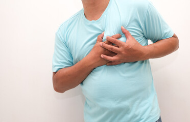 Men have chest pain caused by heart disease, heart attack, heart leakage, coronary heart disease