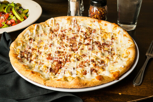 Chicken, bacon and ranch pizza